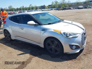 2013 Hyundai Veloster Turbo z VIN KMHTC6AE2DU147433, wystawiony jako IAAI lot #42239672 z przebiegiem 130 640 mil mil oraz . Historia ofert i sprzedaży dostępna na DreamBid. Obrazek 1.