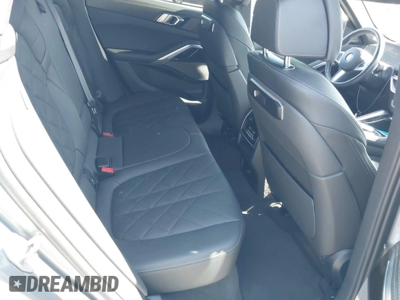 2025 BMW X6 xDrive40i z VIN 5UX33EX04S9X20728, wystawiony jako IAAI lot #42192580 z przebiegiem 22 906 mil mil oraz . Historia ofert i sprzedaży dostępna na DreamBid. Obrazek 8.