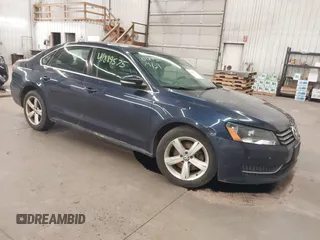 2013 Volkswagen Passat SE z VIN 1VWBH7A32DC020111, wystawiony jako IAAI lot #41889575 z przebiegiem 104 000 mil mil oraz . Historia ofert i sprzedaży dostępna na DreamBid. Obrazek 1.