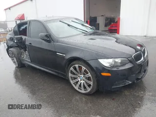 2008 BMW 3 Series M3 z VIN WBSVA935X8E215729, wystawiony jako IAAI lot #40525193 z przebiegiem 100 047 mil mil oraz . Historia ofert i sprzedaży dostępna na DreamBid. Obrazek 1.