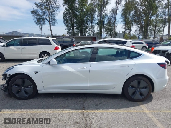 2018 Tesla Model 3 Long Range Battery z VIN 5YJ3E1EA8JF162130, wystawiony jako IAAI lot #41933015 z przebiegiem 50 081 mil mil oraz . Historia ofert i sprzedaży dostępna na DreamBid. Obrazek 15.