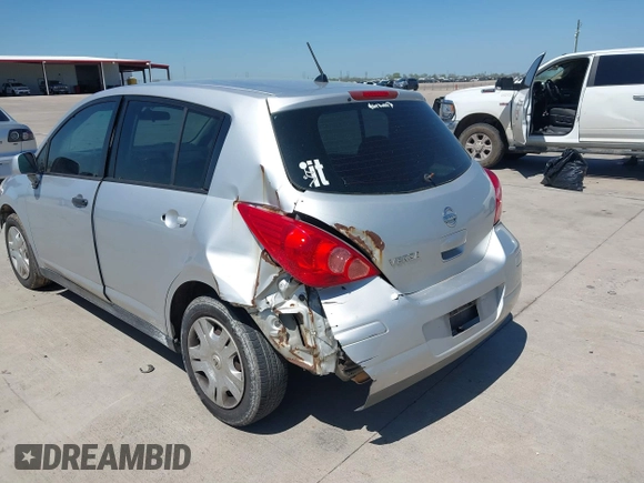2010 Nissan Versa S z VIN 3N1BC1CP7AL433675, wystawiony jako IAAI lot #41879386 z przebiegiem 219 794 mil mil oraz . Historia ofert i sprzedaży dostępna na DreamBid. Obrazek 3.