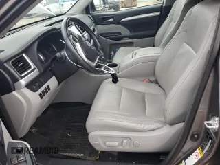 2018 Toyota Highlander SE z VIN 5TDJZRFH8JS523194, wystawiony jako Copart lot #57434645 z przebiegiem 57 965 mil mil oraz Szkoda całkowita • Salvage title. Historia ofert i sprzedaży dostępna na DreamBid. Obrazek 7.