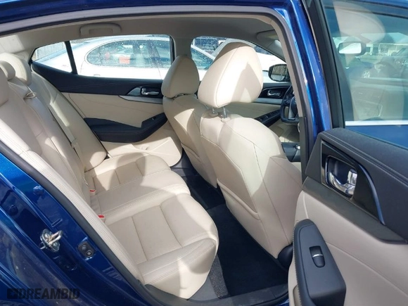 2017 Nissan Maxima Platinum with VIN 1N4AA6AP5HC421258, listed as a IAAI auction lot 41212880 with 101,435 mi miles. Bid and sale history available at carsss.com. Image 8.