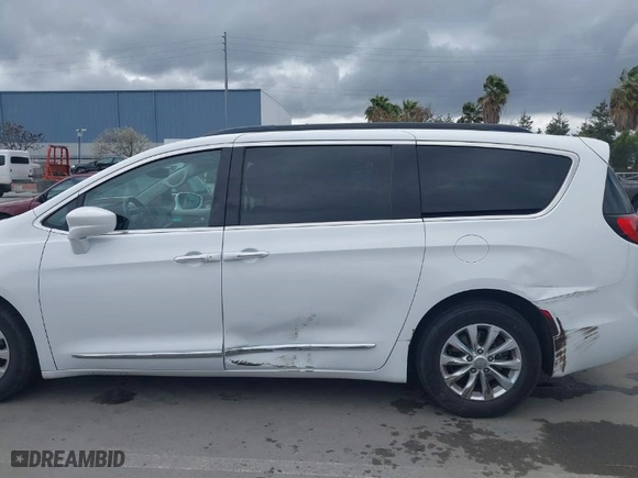 2017 Chrysler Pacifica Touring-L with VIN 2C4RC1BG9HR627389, listed as a IAAI auction lot 41784365 with NaN miles. Bid and sale history available at carsss.com. Image 14.