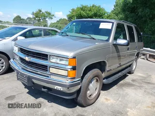 1998 Chevrolet Tahoe z VIN 1GNEK13R0WJ321045, wystawiony jako IAAI lot #42223891 z przebiegiem 192 041 mil mil oraz . Historia ofert i sprzedaży dostępna na DreamBid. Obrazek 2.