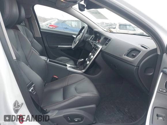 2015 Volvo V60 Cross Country T5 with VIN YV4612HK1F1001764, listed as a IAAI auction lot 41560997 with 69,888 mi miles. Bid and sale history available at carsss.com. Image 5.
