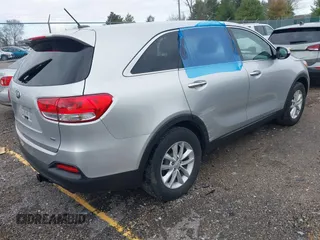 2018 Kia Sorento LX z VIN 5XYPG4A34JG378652, wystawiony jako IAAI lot #41802804 z przebiegiem 178 369 mil mil oraz . Historia ofert i sprzedaży dostępna na DreamBid. Obrazek 4.