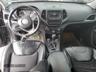 2019 Jeep Cherokee Latitude Plus z VIN 1C4PJMLX0KD299898, wystawiony jako Copart lot #56904625 z przebiegiem 93 064 mil mil oraz Szkoda całkowita • Salvage title. Historia ofert i sprzedaży dostępna na DreamBid. Obrazek 8.