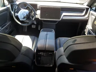 2022 Rivian R1S Launch Edition z VIN 7PDSGABLXNN002875, wystawiony jako Copart lot #55218465 z przebiegiem 25 988 mil mil oraz Szkody całkowita. Historia ofert i sprzedaży dostępna na DreamBid. Obrazek 8.