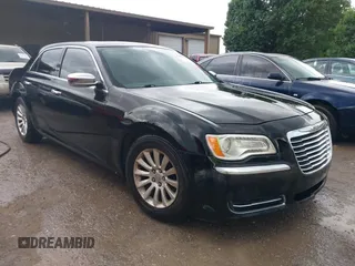 2013 Chrysler 300 z VIN 2C3CCAAG4DH557991, wystawiony jako IAAI lot #42398680 z przebiegiem 178 150 mil mil oraz . Historia ofert i sprzedaży dostępna na DreamBid. Obrazek 1.
