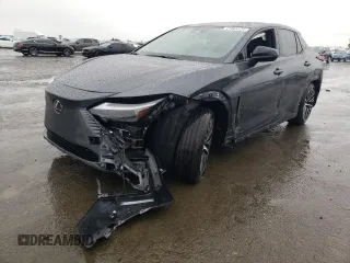 2023 Lexus RZ 450e Premium z VIN JTJAAAABXPA013377, wystawiony jako Copart lot #41903324 z przebiegiem 6529 mil mil oraz . Historia ofert i sprzedaży dostępna na DreamBid. Obrazek 1.