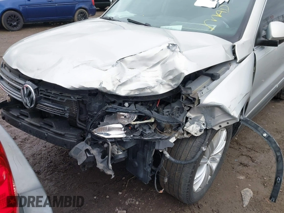 2013 Volkswagen Tiguan SE z VIN WVGBV7AX7DW501335, wystawiony jako IAAI lot #41856816 z przebiegiem 129 615 mil mil oraz . Historia ofert i sprzedaży dostępna na DreamBid. Obrazek 6.
