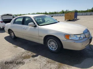 2002 Lincoln Town Car Cartier z VIN 1LNHM83W72Y617952, wystawiony jako Copart lot #50666275 z przebiegiem 238 169 mil mil oraz Czysty tytuł • Clean title. Historia ofert i sprzedaży dostępna na DreamBid. Obrazek 4.