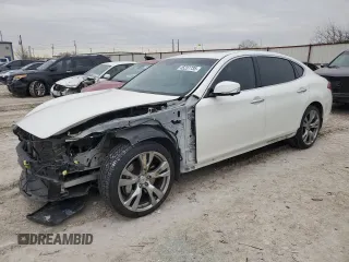 2018 Infiniti Q70 Luxe z VIN JN1BY1PP1JM330432, wystawiony jako Copart lot #45237735 z przebiegiem 108 141 mil mil oraz Szkoda całkowita • Salvage title. Historia ofert i sprzedaży dostępna na DreamBid. Obrazek 1.