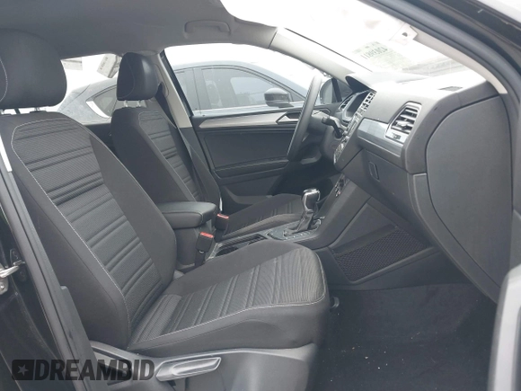 2023 Volkswagen Tiguan S z VIN 3VVRB7AX4PM046851, wystawiony jako IAAI lot #42039811 z przebiegiem 44 985 mil mil oraz . Historia ofert i sprzedaży dostępna na DreamBid. Obrazek 5.