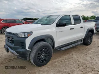 2024 Chevrolet Colorado 4WD Trail Boss z VIN 1GCPTEEK9R1161760, wystawiony jako Copart lot #58703945 z przebiegiem Nie podano mil oraz Szkoda całkowita • Salvage title. Historia ofert i sprzedaży dostępna na DreamBid. Obrazek 1.