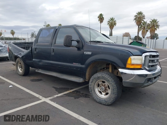 2000 Ford Super Duty F-250 XL with VIN 1FTNW21FXYEC90393, listed as a IAAI auction lot 40782838 with 302,920 mi miles. Bid and sale history available at carsss.com. Image 1.