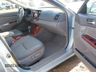 2006 Toyota Camry LE z VIN 4T1BF30K46U621829, wystawiony jako IAAI lot #41068239 z przebiegiem 96 942 mil mil oraz . Historia ofert i sprzedaży dostępna na DreamBid. Obrazek 5.