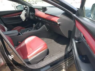 2021 Mazda 3 Premium Plus z VIN JM1BPBNY2M1403797, wystawiony jako IAAI lot #42031637 z przebiegiem Nie podano mil oraz . Historia ofert i sprzedaży dostępna na DreamBid. Obrazek 5.