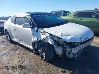 2016 Scion tC z VIN JTKJF5C72GJ019025, wystawiony jako IAAI lot #41228300 z przebiegiem 145 121 mil mil oraz . Historia ofert i sprzedaży dostępna na DreamBid. Obrazek 1.