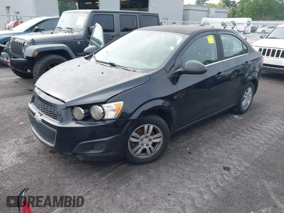 2015 Chevrolet Sonic LT z VIN 1G1JC5SHXF4131748, wystawiony jako IAAI lot #42229755 z przebiegiem 227 505 mil mil oraz . Historia ofert i sprzedaży dostępna na DreamBid. Obrazek 2.