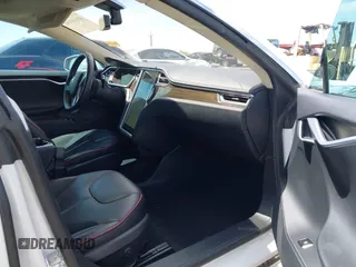 2014 Tesla Model S 60 z VIN 5YJSA1H13EFP33659, wystawiony jako IAAI lot #42101491 z przebiegiem 113 460 mil mil oraz . Historia ofert i sprzedaży dostępna na DreamBid. Obrazek 5.