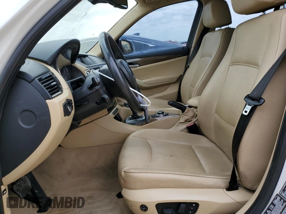 2014 BMW X1 xDrive28i z VIN WBAVL1C56EVY10542, wystawiony jako Copart lot #53116555 z przebiegiem 109 473 mil mil oraz Czysty tytuł • Clean title. Historia ofert i sprzedaży dostępna na DreamBid. Obrazek 7.
