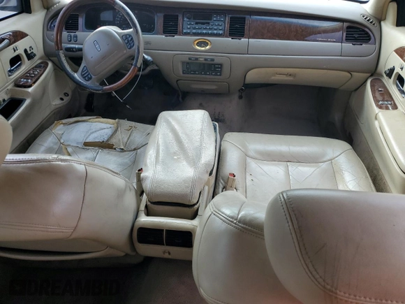 2002 Lincoln Town Car Cartier z VIN 1LNHM83W12Y622791, wystawiony jako Copart lot #43132885 z przebiegiem Nie podano mil oraz Szkody całkowita. Historia ofert i sprzedaży dostępna na DreamBid. Obrazek 8.