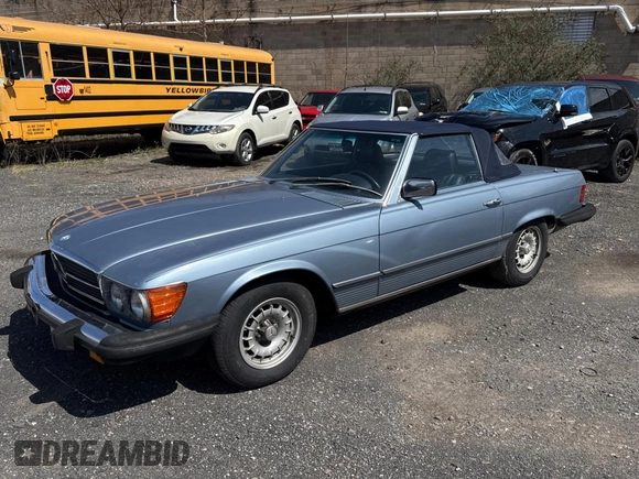 1985 Mercedes-Benz 380 z VIN WDBBA45C0FA019441, wystawiony jako Copart lot #51792005 z przebiegiem 83 718 mil mil oraz Czysty tytuł • Clean title. Historia ofert i sprzedaży dostępna na DreamBid. Obrazek 2.