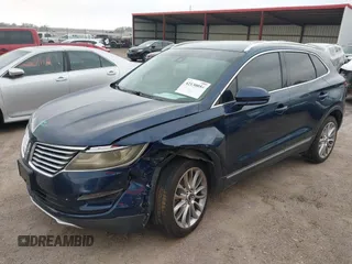 2015 Lincoln MKC z VIN 5LMCJ1A92FUJ36590, wystawiony jako IAAI lot #42130054 z przebiegiem 121 681 mil mil oraz . Historia ofert i sprzedaży dostępna na DreamBid. Obrazek 18.