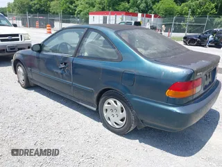 1996 Honda Civic EX z VIN 1HGEJ8244TL067996, wystawiony jako IAAI lot #42437675 z przebiegiem 148 109 mil mil oraz . Historia ofert i sprzedaży dostępna na DreamBid. Obrazek 3.