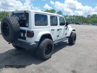 2021 Jeep Wrangler Unlimited Sahara Altitude z VIN 1C4HJXEN7MW518395, wystawiony jako IAAI lot #42484314 z przebiegiem 55 000 mil mil oraz . Historia ofert i sprzedaży dostępna na DreamBid. Obrazek 4.