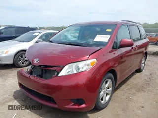 2016 Toyota Sienna LE AAS z VIN 5TDKK3DC2GS718956, wystawiony jako IAAI lot #42501848 z przebiegiem 167 368 mil mil oraz . Historia ofert i sprzedaży dostępna na DreamBid. Obrazek 2.