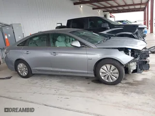 2017 Hyundai Sonata Hybrid SE with VIN KMHE24L14HA048579, listed as a IAAI auction lot 41018016 with 92,342 mi miles. Bid and sale history available at carsss.com. Image 13.