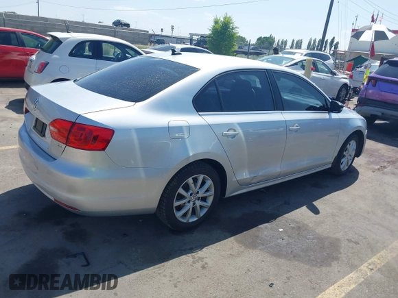 2014 Volkswagen Jetta SE z VIN 3VWD17AJ6EM234451, wystawiony jako IAAI lot #42544809 z przebiegiem 140 009 mil mil oraz . Historia ofert i sprzedaży dostępna na DreamBid. Obrazek 4.