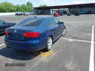 2014 Volkswagen Jetta SE z VIN 3VWD17AJ5EM309737, wystawiony jako IAAI lot #42250688 z przebiegiem 115 945 mil mil oraz . Historia ofert i sprzedaży dostępna na DreamBid. Obrazek 4.