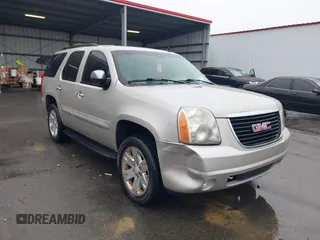 2008 GMC Yukon SLT w/4SB with VIN 1GKFC13J38R163765, listed as a IAAI auction lot 41568670 with 238,341 mi miles. Bid and sale history available at carsss.com. Image 1.