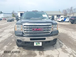 2011 GMC Sierra 2500HD Work Truck z VIN 1GT22ZC82BZ459036, wystawiony jako IAAI lot #42126973 z przebiegiem 122 296 mil mil oraz . Historia ofert i sprzedaży dostępna na DreamBid. Obrazek 12.