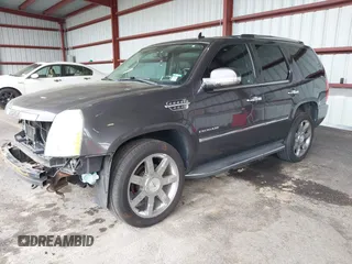 2010 Cadillac Escalade Luxury z VIN 1GYUKBEF6AR103998, wystawiony jako IAAI lot #42251855 z przebiegiem 129 851 mil mil oraz . Historia ofert i sprzedaży dostępna na DreamBid. Obrazek 2.