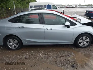 2017 Chevrolet Cruze LS z VIN 1G1BC5SM0H7158444, wystawiony jako IAAI lot #42224131 z przebiegiem 95 547 mil mil oraz . Historia ofert i sprzedaży dostępna na DreamBid. Obrazek 13.
