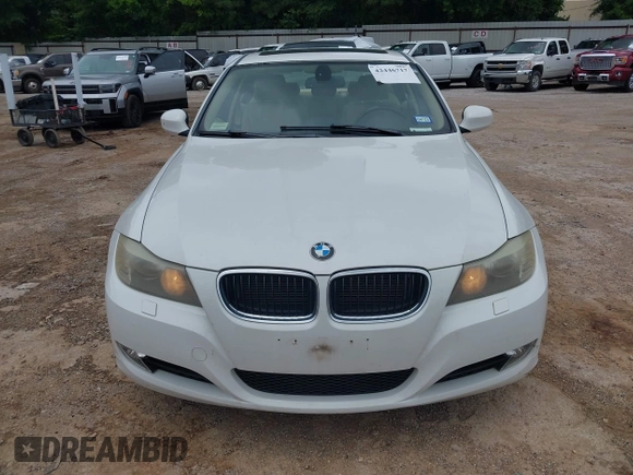 2011 BMW 3 Series 328i xDrive z VIN WBAPK5G54BNN27937, wystawiony jako IAAI lot #42446717 z przebiegiem 102 256 mil mil oraz . Historia ofert i sprzedaży dostępna na DreamBid. Obrazek 6.