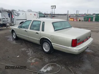 1997 Lincoln Town Car Signature z VIN 1LNLM82W8VY759792, wystawiony jako IAAI lot #41730026 z przebiegiem 60 198 mil mil oraz . Historia ofert i sprzedaży dostępna na DreamBid. Obrazek 3.