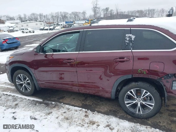 2018 Toyota Highlander LE with VIN 5TDBZRFH6JS903123, listed as a IAAI auction lot 41564004 with 109,852 mi miles. Bid and sale history available at carsss.com. Image 14.