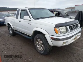 1999 Nissan Frontier XE z VIN 1N6ED26Y1XC302972, wystawiony jako IAAI lot #41506144 z przebiegiem 173 340 mil mil oraz . Historia ofert i sprzedaży dostępna na DreamBid. Obrazek 1.