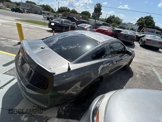 2013 Ford Mustang V6 z VIN 1ZVBP8AMXD5211507, wystawiony jako Copart lot #63517505 z przebiegiem 232 023 mil mil oraz Czysty tytuł • Clean title. Historia ofert i sprzedaży dostępna na DreamBid. Obrazek 4.