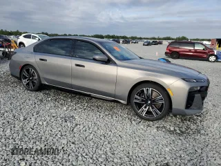 2024 BMW 7 Series 740i z VIN WBA23EH08RCS95536, wystawiony jako Copart lot #52499895 z przebiegiem 3 826 mil mil oraz Nie do naprawy • Non repairable. Historia ofert i sprzedaży dostępna na DreamBid. Obrazek 4.