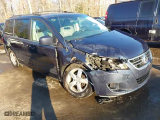 2009 Volkswagen Routan SE with VIN 2V8HW34129R582499, listed as a IAAI auction lot 41327440 with 90,189 mi miles. Bid and sale history available at carsss.com. Image 1.