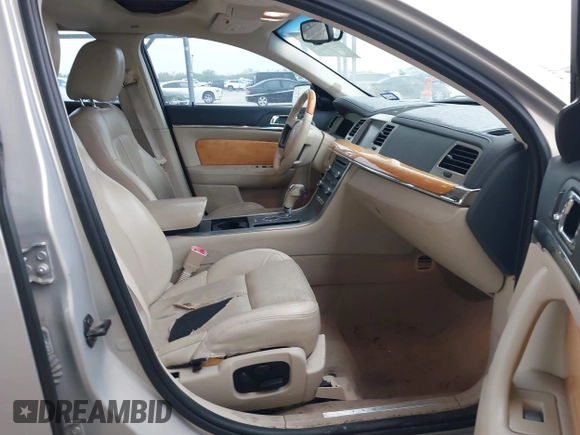 2009 Lincoln MKS z VIN 1LNHM93R39G634750, wystawiony jako IAAI lot #42179995 z przebiegiem 166 151 mil mil oraz . Historia ofert i sprzedaży dostępna na DreamBid. Obrazek 5.