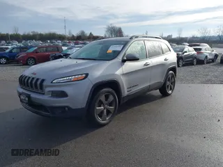 2017 Jeep Cherokee Latitude z VIN 1C4PJMCB0HW509286, wystawiony jako IAAI lot #41382394 z przebiegiem 96 562 mil mil oraz . Historia ofert i sprzedaży dostępna na DreamBid. Obrazek 2.